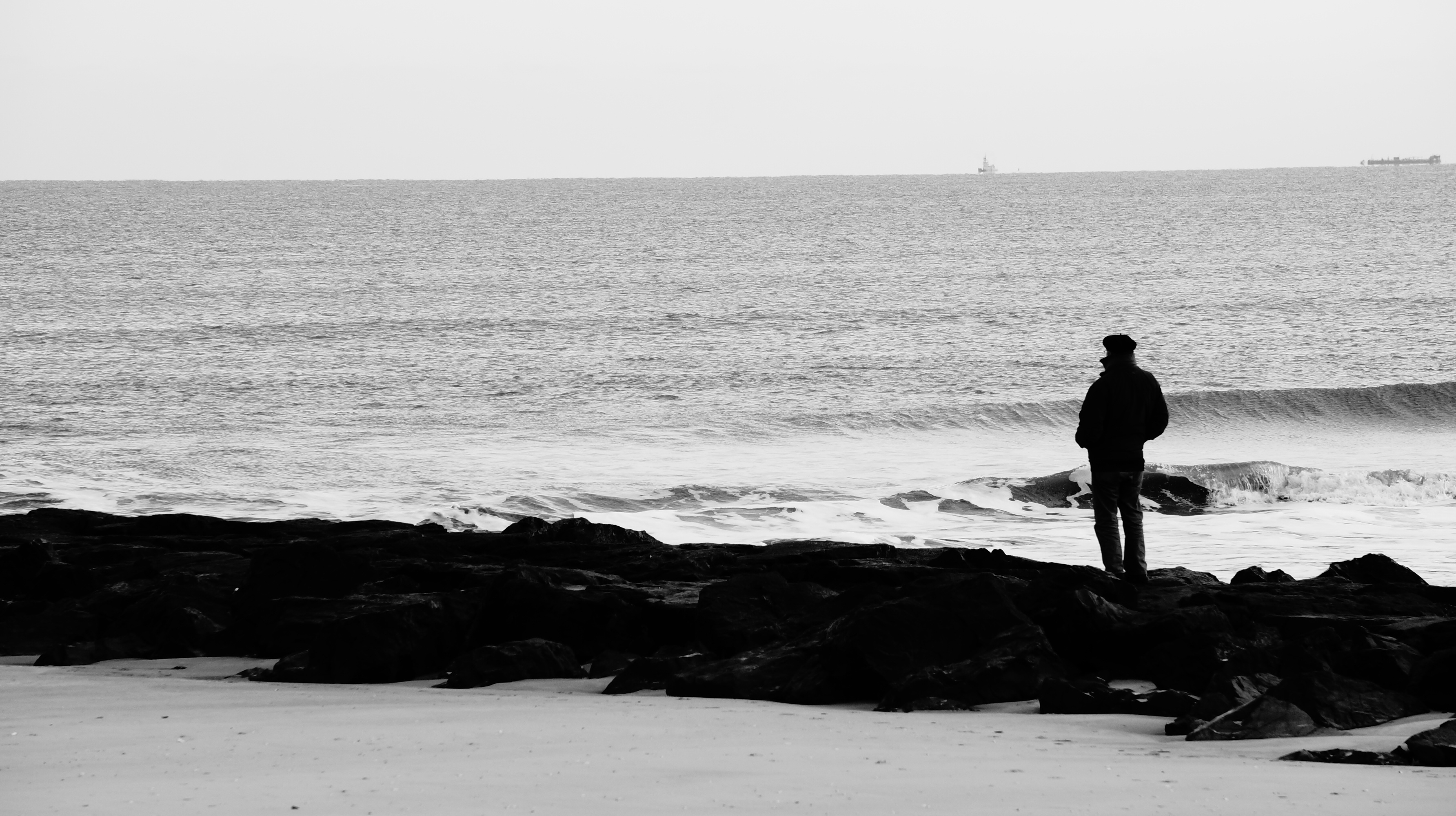 Мужской силуэт на фоне моря